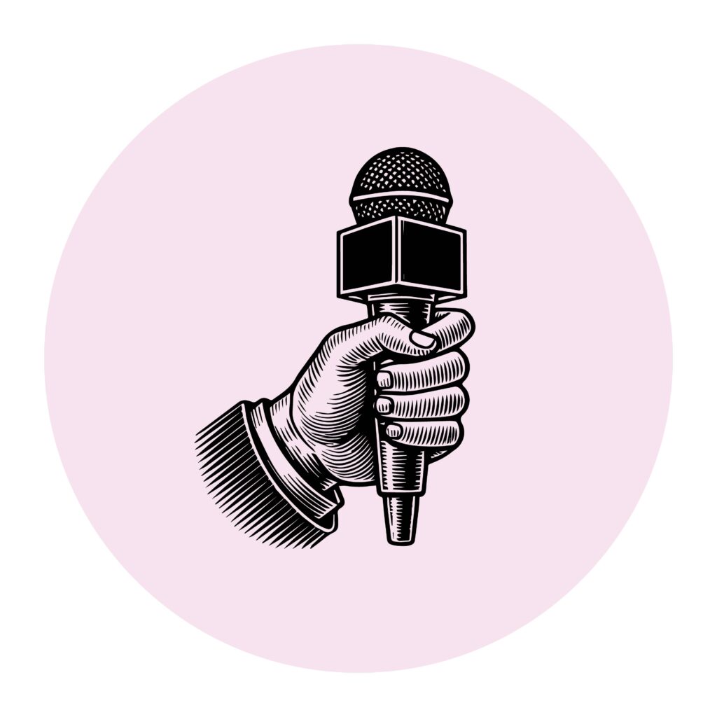 main tenant un micro pour donner une interview