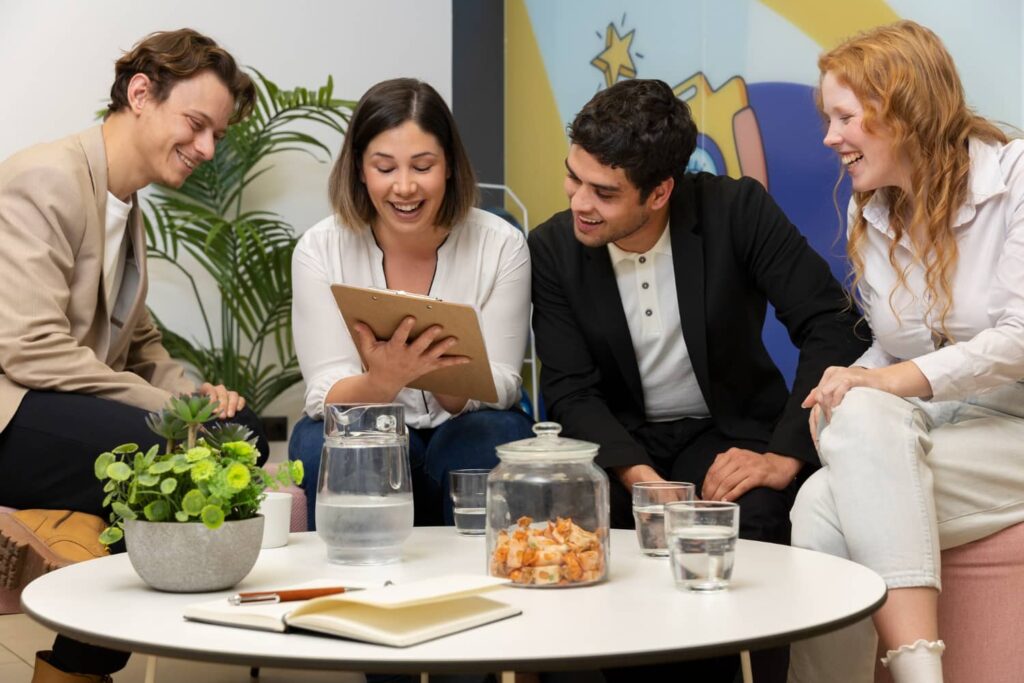 collègues heureux au travail