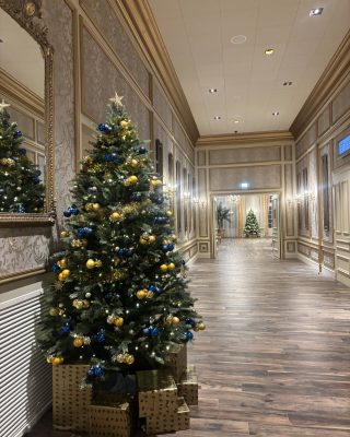 sapin de noël dans un couloir